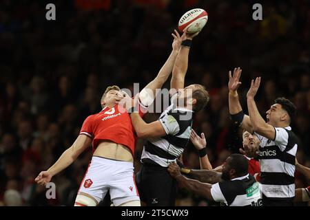 Cardiff, Großbritannien. November 2023. Alun Wyn Jones von den Barbarians (c) springt mit Taine Plumtree aus Wales (l) um einen hohen Ball. Wales gegen Barbarians im Fürstentum-Stadion in Cardiff am Samstag, 4. November 2023. bild von Andrew Orchard/Andrew Orchard Sportfotografie/Alamy Live News Credit: Andrew Orchard Sportfotografie/Alamy Live News Stockfoto