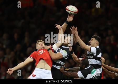 Cardiff, Großbritannien. November 2023. Alun Wyn Jones von den Barbarians (c) springt mit Taine Plumtree aus Wales (l) um einen hohen Ball. Wales gegen Barbarians im Fürstentum-Stadion in Cardiff am Samstag, 4. November 2023. bild von Andrew Orchard/Andrew Orchard Sportfotografie/Alamy Live News Credit: Andrew Orchard Sportfotografie/Alamy Live News Stockfoto