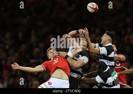 Cardiff, Großbritannien. November 2023. Alun Wyn Jones von den Barbarians (c) springt mit Taine Plumtree aus Wales (l) um einen hohen Ball. Wales gegen Barbarians im Fürstentum-Stadion in Cardiff am Samstag, 4. November 2023. bild von Andrew Orchard/Andrew Orchard Sportfotografie/Alamy Live News Credit: Andrew Orchard Sportfotografie/Alamy Live News Stockfoto