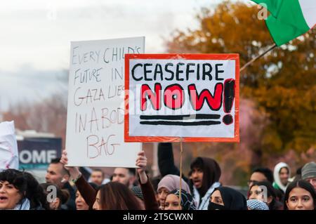 Glasgow, Schottland, Großbritannien. November 2023. Menschen, die Palästina unterstützen, nehmen an einer Kundgebung im BBC-Hauptquartier Teil, um gegen den anhaltenden israelisch-palästinensischen Konflikt zu protestieren. Quelle: Skully/Alamy Live News Stockfoto