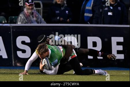 Barnet, Großbritannien. November 2023. Premierminister Rugby. Saracens Men V Leicester Tigers. Stone X Stadion. Barnet. Ollie Hassell-Collins (Leicester) wird von Maro Itoje (Saracens) während des Rugby-Spiels der Saracens Men V Leicester Tigers Gallagher Premiership besiegt. Quelle: Sport In Pictures/Alamy Live News Stockfoto