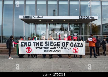 Glasgow, Schottland, Großbritannien. November 2023. Menschen, die Palästina unterstützen, nehmen an einer Kundgebung im BBC-Hauptquartier Teil, um gegen den anhaltenden israelisch-palästinensischen Konflikt zu protestieren. Quelle: Skully/Alamy Live News Stockfoto