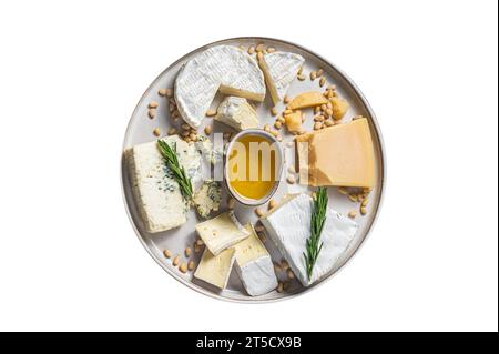 Französische Käseplatte mit Camembert, Brie, Gorgonzola, Parmesan, Honig, Nüsse und Kräuter. Isoliert auf weißem Hintergrund. Stockfoto
