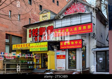 Toronto, Kanada, 2013, Fassade eines alten Gebäudes mit diversen Werbeschildern in Chinatown. Der Bezirk ist eine Touristenattraktion im kanadischen Cit Stockfoto