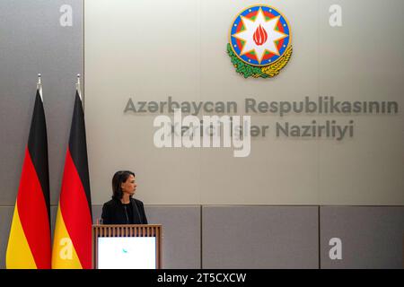 Baku, Aserbaidschan. November 2023. Die Bundesministerin Annalena Baerbock (Allianz 90/die Grünen, l) hält eine Pressekonferenz im aserbaidschanischen Außenministerium. Im Mittelpunkt der Reise steht der Streit zwischen Armenien und Aserbaidschan um die Region Berg-Karabach. Quelle: Hannes P. Albert/dpa/Alamy Live News Stockfoto