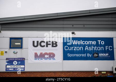 Ashton-under-Lyne am Samstag, 4. November 2023. Das Tameside Stadium während des FA Cup First Round Matches zwischen Curzon Ashton und Barnet im Tameside Stadium, Ashton-under-Lyne am Samstag, den 4. November 2023. (Foto: Ian Charles | MI News) Credit: MI News & Sport /Alamy Live News Stockfoto