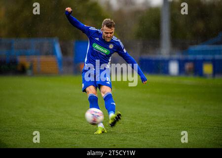 Ashton-under-Lyne am Samstag, 4. November 2023. William Hayhurst von Curzon Ashton während des FA Cup First Round Matches zwischen Curzon Ashton und Barnet im Tameside Stadium, Ashton-under-Lyne am Samstag, den 4. November 2023. (Foto: Ian Charles | MI News) Credit: MI News & Sport /Alamy Live News Stockfoto