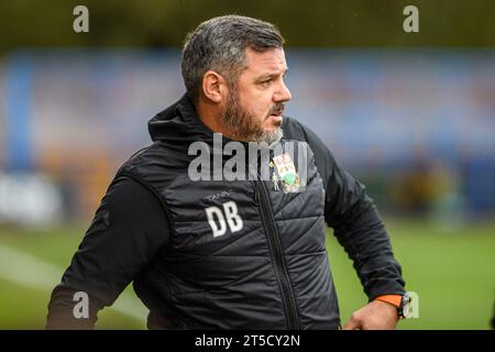 Ashton-under-Lyne am Samstag, 4. November 2023. Barnet's Manager Dean Brennan während des FA Cup First Round Matches zwischen Curzon Ashton und Barnet im Tameside Stadium, Ashton-under-Lyne am Samstag, den 4. November 2023. (Foto: Ian Charles | MI News) Credit: MI News & Sport /Alamy Live News Stockfoto