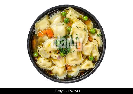 Brühe Suppe mit Ravioli-Teigtaschen in einer Pfanne. Isoliert auf weißem Hintergrund Stockfoto