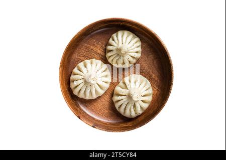 Gekochte Khinkali-Knödel mit Lammfleisch auf Holzplatte. Isoliert auf weißem Hintergrund Stockfoto