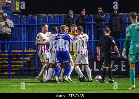 Ashton-under-Lyne am Samstag, 4. November 2023. Während des FA Cup First Round Matches zwischen Curzon Ashton und Barnet im Tameside Stadium, Ashton-under-Lyne, am Samstag, den 4. November 2023, treten die Schläge zwischen den Spielern auf. (Foto: Ian Charles | MI News) Credit: MI News & Sport /Alamy Live News Stockfoto