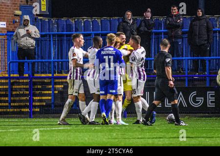 Ashton-under-Lyne am Samstag, 4. November 2023. Während des FA Cup First Round Matches zwischen Curzon Ashton und Barnet im Tameside Stadium, Ashton-under-Lyne, am Samstag, den 4. November 2023, treten die Schläge zwischen den Spielern auf. (Foto: Ian Charles | MI News) Credit: MI News & Sport /Alamy Live News Stockfoto