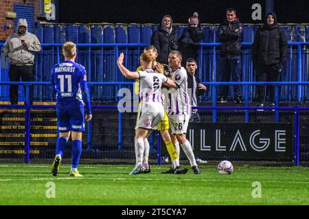 Ashton-under-Lyne am Samstag, 4. November 2023. Während des FA Cup First Round Matches zwischen Curzon Ashton und Barnet im Tameside Stadium, Ashton-under-Lyne, am Samstag, den 4. November 2023, treten die Schläge zwischen den Spielern auf. (Foto: Ian Charles | MI News) Credit: MI News & Sport /Alamy Live News Stockfoto