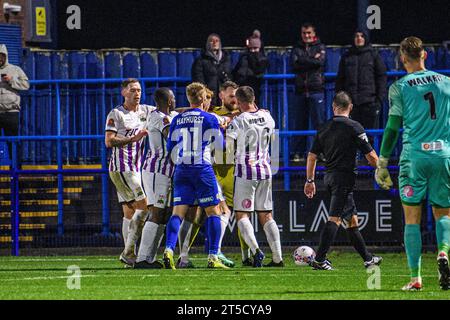 Ashton-under-Lyne am Samstag, 4. November 2023. Während des FA Cup First Round Matches zwischen Curzon Ashton und Barnet im Tameside Stadium, Ashton-under-Lyne, am Samstag, den 4. November 2023, treten die Schläge zwischen den Spielern auf. (Foto: Ian Charles | MI News) Credit: MI News & Sport /Alamy Live News Stockfoto