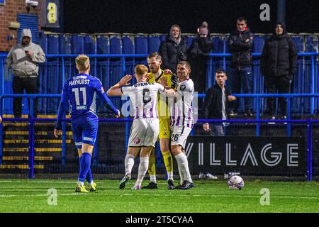 Ashton-under-Lyne am Samstag, 4. November 2023. Während des FA Cup First Round Matches zwischen Curzon Ashton und Barnet im Tameside Stadium, Ashton-under-Lyne, am Samstag, den 4. November 2023, treten die Schläge zwischen den Spielern auf. (Foto: Ian Charles | MI News) Credit: MI News & Sport /Alamy Live News Stockfoto