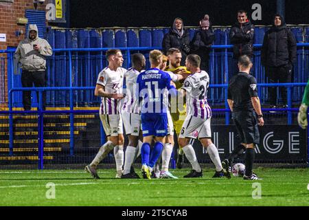 Ashton-under-Lyne am Samstag, 4. November 2023. Während des FA Cup First Round Matches zwischen Curzon Ashton und Barnet im Tameside Stadium, Ashton-under-Lyne, am Samstag, den 4. November 2023, treten die Schläge zwischen den Spielern auf. (Foto: Ian Charles | MI News) Credit: MI News & Sport /Alamy Live News Stockfoto