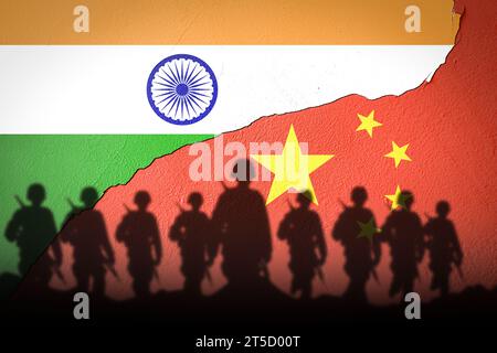 China- und Indien-Flaggen auf einer Betonmauer mit Soldaten Schatten gemalt Stockfoto