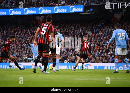 MANCHESTER, GROSSBRITANNIEN. November 2023. Jeremy Doku von Manchester City Schuss lenkt Manuel Akanji ab und erzielt das dritte Tor während des Premier League-Spiels im Etihad Stadium in MANCHESTER. Der Bildnachweis sollte lauten: Gary Oakley/Sportimage Credit: Sportimage Ltd/Alamy Live News Stockfoto