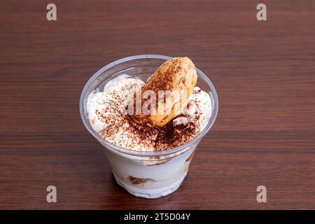 Kuchen in einem Glas auf einem Holztisch Stockfoto