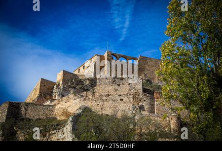 Detailansicht von unten auf die imposante Burg Morella, Castellón, Spanien, mit Mittagslicht Stockfoto