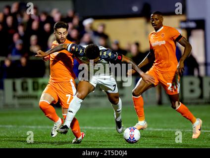 Blackpools Owen Dale (links) und Bromleys Josh Passley kämpfen um den Ball während der ersten Runde des Emirates FA Cup im RELOC8 EM Community Stadium in Bromley. Bilddatum: Samstag, 4. November 2023. Stockfoto