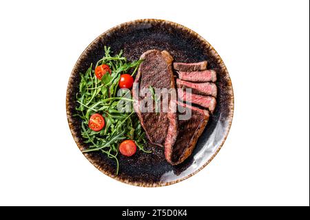 BBQ gegrillte Tasse Rump Rindfleischsteak in Teller mit Gemüsesalat. Isoliert auf weißem Hintergrund Stockfoto