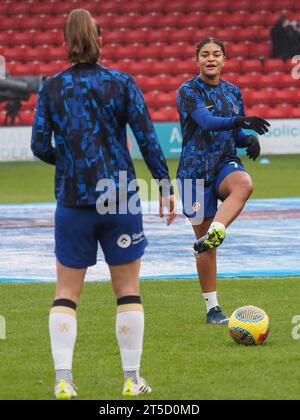 Walsall, Großbritannien. November 2023. Walsall, England, 4. November 2023: Jess Carter (7 Chelsea) wärmt sich während des Barclays FA Womens Super League-Spiels zwischen Aston Villa und Chelsea im Poundland Bescot Stadium in Walsall, England (Natalie Mincher/SPP) auf. /Alamy Live News Stockfoto