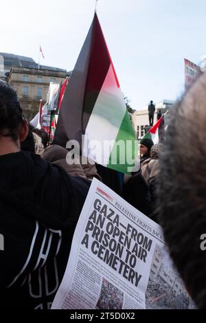 London, England - 4. November 2023: Pro-Palästina-Protest in Zentral-London ruft zum Waffenstillstand auf dem Gaza-Krieg auf. Stockfoto