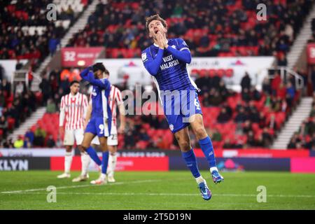 Ryan Wintle (rechts) von Cardiff City reagiert nach einem verpassten Schuss während des Sky Bet Championship Matches im bet365 Stadion Stoke. Bilddatum: Samstag, 4. November 2023. Stockfoto