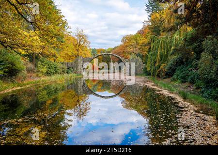 Herbst in der Lausitz - Rakotzbruecke im Kromlauer Park DEU/Deutschland/Sachsen/Kromlau, 05.10.2014, Kromlauer Park - Rakotzbruecke mit Rakotzse im Herbst. **ACHTUNG: Ausschliesslich redaktionelle Nutzung** *** Herbst in der Lausitzer Rakotzbrücke in Kromlauer Park DEU Deutschland Sachsen Kromlau, 05 10 2014, Kromlauer Park Rakotzbrücke mit Rakotzse im Herbst ACHTUNG exklusiv zur redaktionellen Verwendung AF Kromlau 85780.jpeg Credit: Imago/Alamy Live News Stockfoto