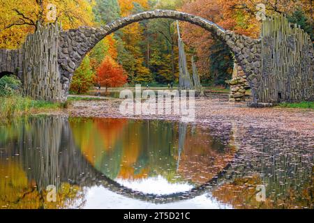 Herbst in der Lausitz - Rakotzbruecke im Kromlauer Park DEU/Deutschland/Sachsen/Kromlau, 05.10.2014, Kromlauer Park - Rakotzbruecke mit Rakotzse im Herbst. **ACHTUNG: Ausschliesslich redaktionelle Nutzung** *** Herbst in der Lausitzer Rakotzbrücke in Kromlauer Park DEU Deutschland Sachsen Kromlau, 05 10 2014, Kromlauer Park Rakotzbrücke mit Rakotzse im Herbst ACHTUNG exklusiv zur redaktionellen Verwendung AF Kromlau 85805.jpeg Credit: Imago/Alamy Live News Stockfoto