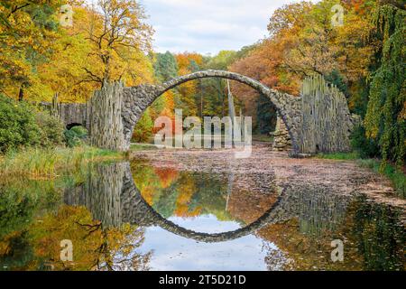 Herbst in der Lausitz - Rakotzbruecke im Kromlauer Park DEU/Deutschland/Sachsen/Kromlau, 05.10.2014, Kromlauer Park - Rakotzbruecke mit Rakotzse im Herbst. **ACHTUNG: Ausschliesslich redaktionelle Nutzung** *** Herbst in der Lausitzer Rakotzbrücke in Kromlauer Park DEU Deutschland Sachsen Kromlau, 05 10 2014, Kromlauer Park Rakotzbrücke mit Rakotzse im Herbst ACHTUNG exklusiv zur redaktionellen Verwendung AF Kromlau 85778.jpeg Credit: Imago/Alamy Live News Stockfoto