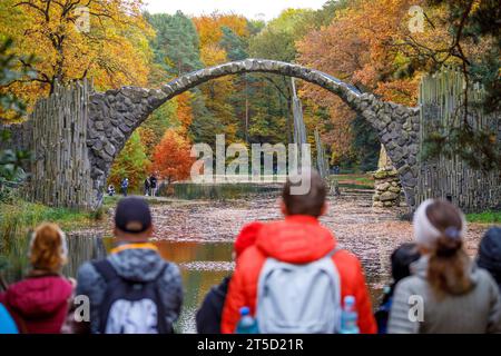 Herbst in der Lausitz - Rakotzbruecke im Kromlauer Park DEU/Deutschland/Sachsen/Kromlau, 05.10.2014, Kromlauer Park - Rakotzbruecke mit Rakotzse im Herbst. Die beruehmte Bruecke im Kromlauer Park ist ein beliebtes Fotomotiv. **ACHTUNG: Ausschliesslich redaktionelle Nutzung** *** Herbst in der Lausitzer Rakotzbrücke im Kromlauer Park DEU Deutschland Sachsen Kromlau, 05 10 2014, Kromlauer Park Rakotzbrücke mit Rakotzse im Herbst ist die berühmte Brücke im Kromlauer Park ein beliebtes Fotomotiv ACHTUNG exklusiv zur redaktionellen Nutzung AF Kromlau 85794.jpeg Credit: Imago/Alamy Live News Stockfoto