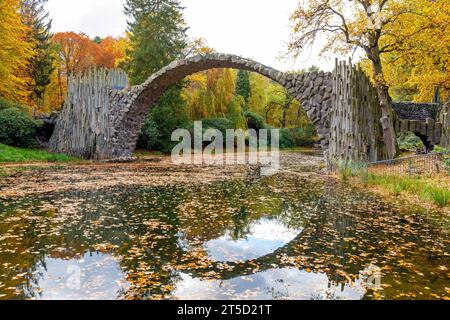 Herbst in der Lausitz - Rakotzbruecke im Kromlauer Park DEU/Deutschland/Sachsen/Kromlau, 05.10.2014, Kromlauer Park - Rakotzbruecke mit Rakotzse im Herbst. **ACHTUNG: Ausschliesslich redaktionelle Nutzung** *** Herbst in der Lausitzer Rakotzbrücke in Kromlauer Park DEU Deutschland Sachsen Kromlau, 05 10 2014, Kromlauer Park Rakotzbrücke mit Rakotzse im Herbst ACHTUNG exklusiv zur redaktionellen Verwendung AF Kromlau 85785.jpeg Credit: Imago/Alamy Live News Stockfoto