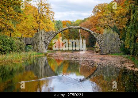 Herbst in der Lausitz - Rakotzbruecke im Kromlauer Park DEU/Deutschland/Sachsen/Kromlau, 05.10.2014, Kromlauer Park - Rakotzbruecke mit Rakotzse im Herbst. **ACHTUNG: Ausschliesslich redaktionelle Nutzung** *** Herbst in der Lausitzer Rakotzbrücke in Kromlauer Park DEU Deutschland Sachsen Kromlau, 05 10 2014, Kromlauer Park Rakotzbrücke mit Rakotzse im Herbst ACHTUNG exklusiv zur redaktionellen Verwendung AF Kromlau 85781.jpeg Credit: Imago/Alamy Live News Stockfoto