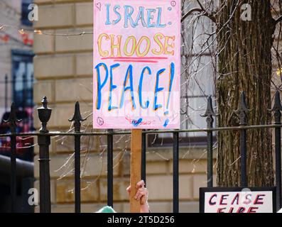 Halifax, Nova Scotia, Kanada. November 2023. Israel wählt Friedenszeichen bei der Waffenstillstandsaktion in Palästina. Stockfoto