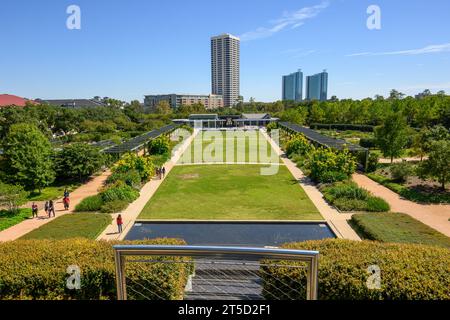 Houston, Texas, USA - 8. Oktober 2023: McGovern Garden Falls im Hermann Park. Houston, Texas, USA Stockfoto