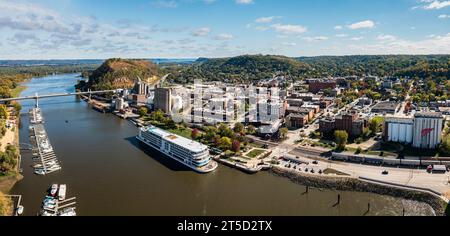 Red Wing, MN - 15. Oktober 2023: Panoramablick auf die Stadt in Minnesota mit Viking Mississippi Stockfoto