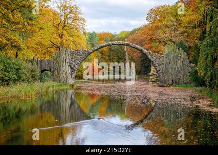 Herbst in der Lausitz - Rakotzbruecke im Kromlauer Park DEU/Deutschland/Sachsen/Kromlau, 04.11.2023, Kromlauer Park - Rakotzbruecke mit Rakotzsee im Herbst. **ACHTUNG: Ausschliesslich redaktionelle Nutzung Veroeffentlichung nur nach Ruecksprache** *** Herbst in der Lausitzer Rakotzbruecke in Kromlauer Park DEU Germany Kromlau, 04 11 2023, Kromlauer Park Rakotzbruecke mit Rakotzsee im Herbst ACHTUNG redaktionelle Verwendung nur Veröffentlichung nach Absprache AF Kromlau 85781.jpeg Credit: Imago/Alamy Live News Stockfoto