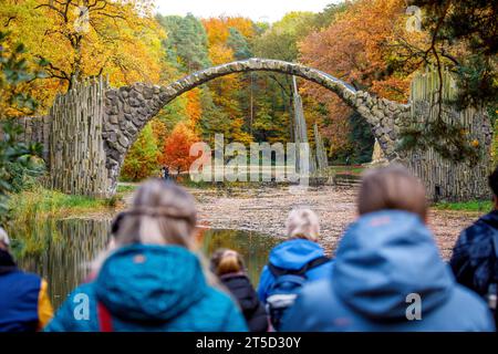 Herbst in der Lausitz - Rakotzbruecke im Kromlauer Park DEU/Deutschland/Sachsen/Kromlau, 04.11.2023, Kromlauer Park - Rakotzbruecke mit Rakotzse im Herbst. Die beruehmte Bruecke im Kromlauer Park ist ein beliebtes Fotomotiv. **ACHTUNG: Ausschliesslich redaktionelle Nutzung Veroeffentlichung nur nach Ruecksprache** *** Herbst in der Lausitzer Rakotzbruecke im Kromlauer Park DEU Germany Sachsen Kromlau, 04 11 2023, Kromlauer Park Rakotzbruecke mit Rakotzse im Herbst die berühmte Brücke im Kromlauer Park ist ein beliebtes Fotomotiv ACHTUNG ausschließlich redaktionelle Publikation nur nach Absprache AF Kro Stockfoto