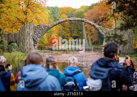 Herbst in der Lausitz - Rakotzbruecke im Kromlauer Park DEU/Deutschland/Sachsen/Kromlau, 04.11.2023, Kromlauer Park - Rakotzbruecke mit Rakotzse im Herbst. Die beruehmte Bruecke im Kromlauer Park ist ein beliebtes Fotomotiv. **ACHTUNG: Ausschliesslich redaktionelle Nutzung Veroeffentlichung nur nach Ruecksprache** *** Herbst in der Lausitzer Rakotzbruecke im Kromlauer Park DEU Germany Sachsen Kromlau, 04 11 2023, Kromlauer Park Rakotzbruecke mit Rakotzse im Herbst die berühmte Brücke im Kromlauer Park ist ein beliebtes Fotomotiv ACHTUNG ausschließlich redaktionelle Publikation nur nach Absprache AF Kro Stockfoto