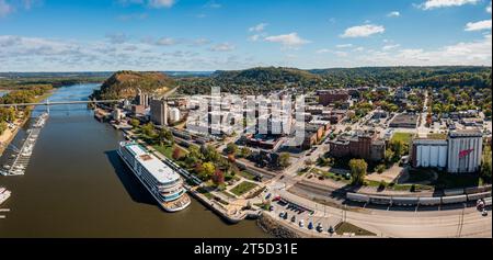 Red Wing, MN - 15. Oktober 2023: Panoramablick auf die Stadt in Minnesota mit Viking Mississippi Stockfoto