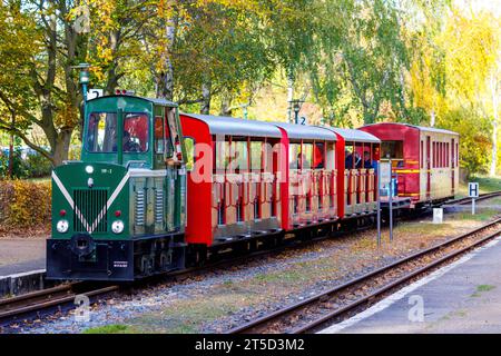 Parkeisenbahn Cottbus DEU/Deutschland/Brandenburg/Cottbus, 04.11.2023, ein Zug der Parkeisenbahn Cottbus faehrt am Bahnhof Tierpark in Cottbus-Branitz. *** Parkeisenbahn Cottbus DEU Deutschland Brandenburg Cottbus, 04 11 2023, fährt Ein Zug der Parkeisenbahn Cottbus am Bahnhof Tierpark in Cottbus Branitz AF Parkeisenbahn CB 85753.jpeg Credit: Imago/Alamy Live News Stockfoto