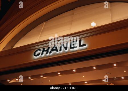 Chanel-Logo. Stilvolle luxuriöse Boutique-Präsentation. Chanel ist ein 1909 gegründetes Modehaus, das sich auf Haute Couture-Waren spezialisiert hat. Stockfoto