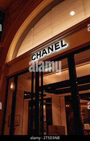 Chanel-Logo. Stilvolle luxuriöse Boutique-Präsentation. Chanel ist ein 1909 gegründetes Modehaus, das sich auf Haute Couture-Waren spezialisiert hat. Stockfoto