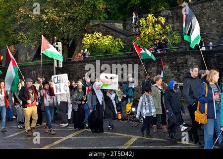 Pro-Palästina marschieren durch das Zentrum von Bristol von der Shah Jalal Moschee in Eastville, durch Broadmead Shopping Viertel zum College Green, Bristol, Stockfoto