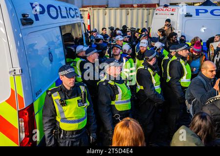 London, Großbritannien. November 2023. Ein Mann, der einen Gesang geführt hat, wird von der Polizei rausgerissen und fast einen Aufstand ausgelöst, als sie versuchen, ihn wegzunehmen, um ihn freizulassen - nachdem Demonstranten die Station charing Cross besetzt haben - palästinensische Protestkundgebung, die einen Waffenstillstand forderte, auf dem Trafalgar Square. Die große Menschenmenge reagiert auf den jüngsten Ausbruch der Gewalt und die israelische Reaktion im Gazastreifen. Guy Bell/Alamy Live News Stockfoto