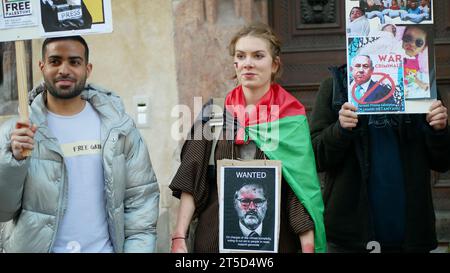 Palästinensische Demonstrationsaktivist-Banner Petr Fiala Premierminister der Tschechischen Republik Blut signalisiert Völkermord, Aktivismus Protest muslimischer Terrorismus Israel Stockfoto