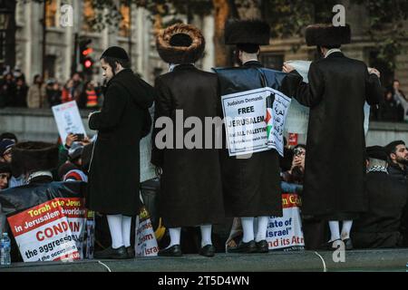 London, Großbritannien. November 2023. Eine Gruppe jüdischer Demonstranten, die sich gegen den Zionismus und die israelische staatliche Aktion wehren, nehmen Teil. Tausende von Demonstranten haben sich auf dem Trafalgar-Platz zusammengefunden, um einen Waffenstillstand im Konflikt zwischen Hamas und Israel zu fordern, und auch Sektionen haben sich für ein freies Palästina, gegen das israelische Regime und andere damit verbundene Ursachen eingesetzt. Dies folgt auf einen Aktionstag mit ähnlichen Protesten in London. Quelle: Imageplotter/Alamy Live News Stockfoto