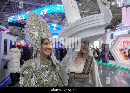 Moskau, Russland. November 2023. Frauen in Volkstrachten werden an einem Stand der Region Samara während der Eröffnung der internationalen Ausstellung und des Forums der Russia Expo im VDNKh-Ausstellungszentrum in Moskau, Russland, gesehen. Stockfoto